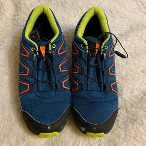 Size 6 Salomon running shoes